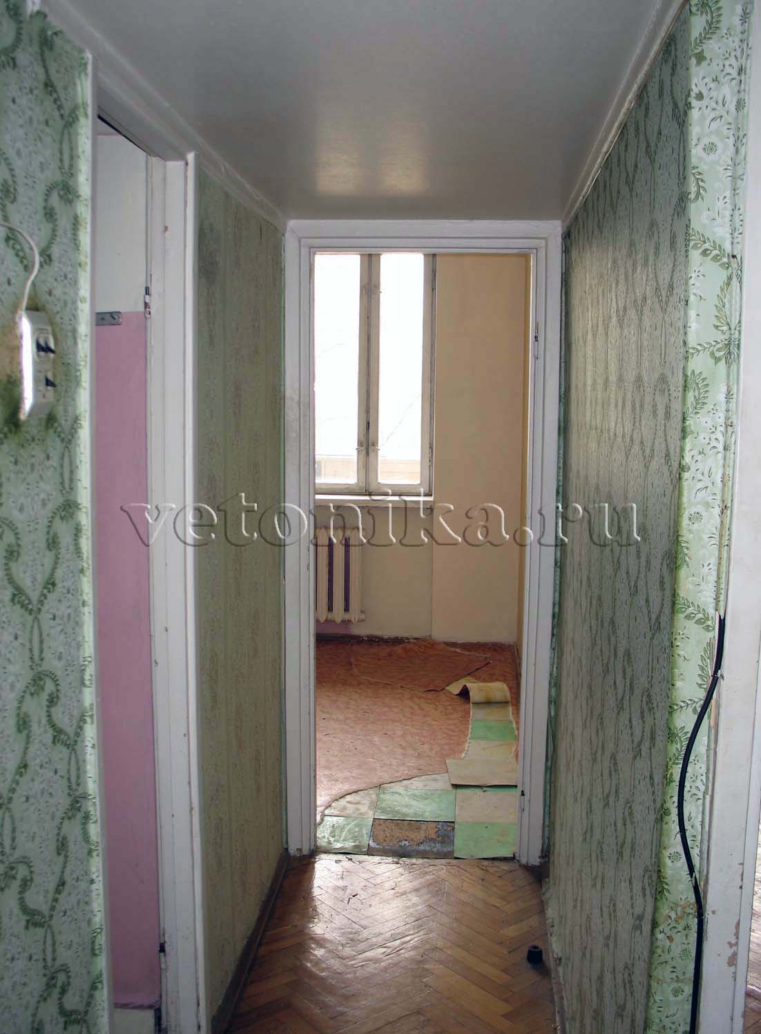 Старый паркет и линолеум уложены на подстилающий слой из ДВП. Под ДВП - асфальтовая стяжка и теплоизоляционный слой из песка Старый паркет и линолеум уложены на подстилающий слой из ДВП. Под ДВП - асфальтовая стяжка и теплоизоляционный слой из песка